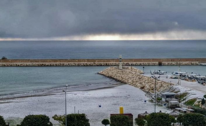 Mersin’in sahil kenti Erdemli’de kar sıfır rakıma kadar geldi, bazı okullar tatil edildi