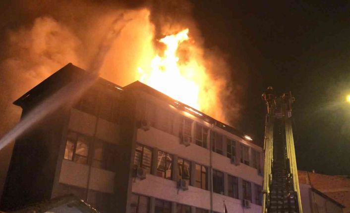 Metruk evdeki yangın kamu kurumlarının yer aldığı binayı küle çeviriyordu