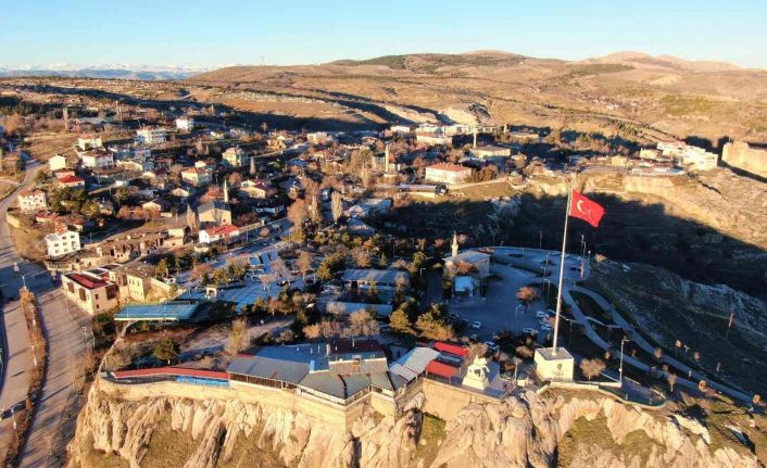 Mevsimler tersine döndü: Batıda kar yağarken Elazığ’da bahar havası yaşanıyor