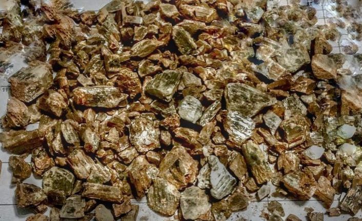 Milas’ta 835 gram değerli taş olarak kabul edilen diaspor ele geçirildi
