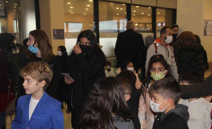 Minik oyuncu sınıf arkadaşlarıyla birlikte "Kesişme: İyi ki Varsın Eren" filmini izledi