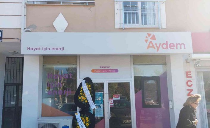 Muğla Dalaman’da bir vatandaş yüksek bulduğu elektrik faturası için Aydem’e siyah çelenk bıraktı