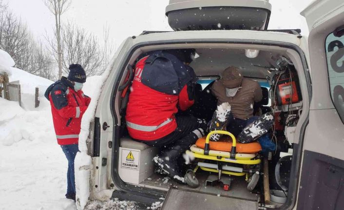 Muş UMKE ve 112 ekipleri, Covid-19 hastasını 9 saatlik çalışmayla hastaneye ulaştırdı