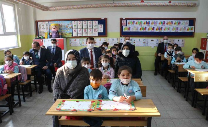 Öğrencilerin karne heyecanına Vali ve Belediye Başkanı da ortak oldu