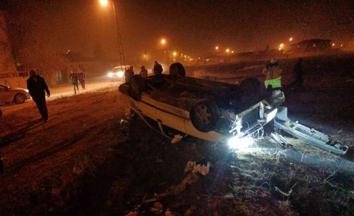 Oto fareleri polisten kaçarken kaza yaptı