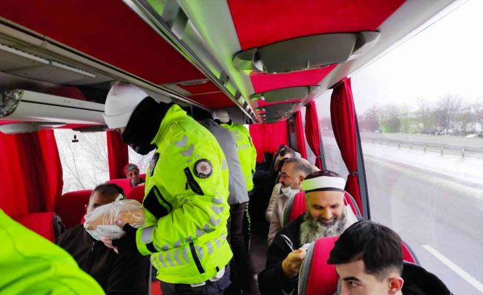 Otobüs arıza yapınca yolculara çorba ikramı polisten geldi