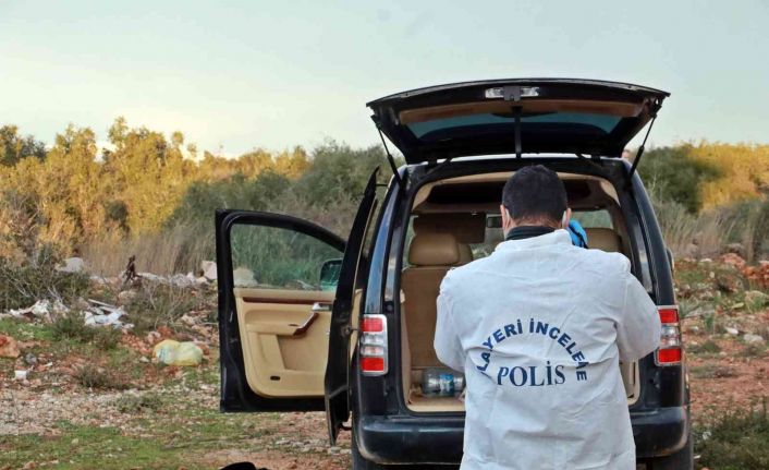 Otomobilin camını kırıp 30 bin liralık bilgisayar çaldılar, köşeye sıkışınca araçlarını bırakıp kaçtılar