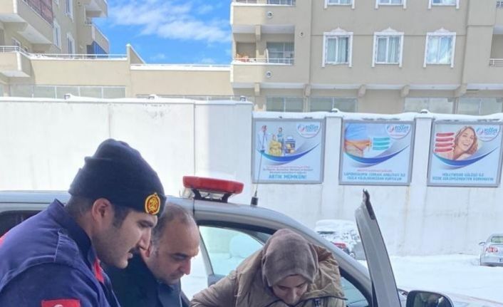 Otoyolda kalanlara kumanya dağıtıldı