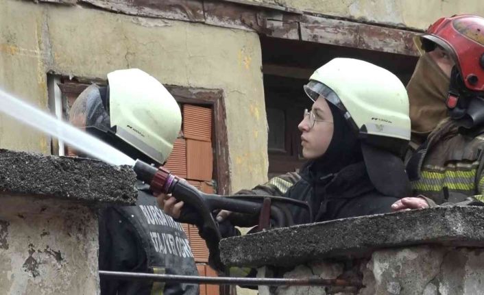 (Özel) Bursa’da madde bağımlılarının yaktığı iddia edilen metruk binayı stajyer öğrenciler söndürdü