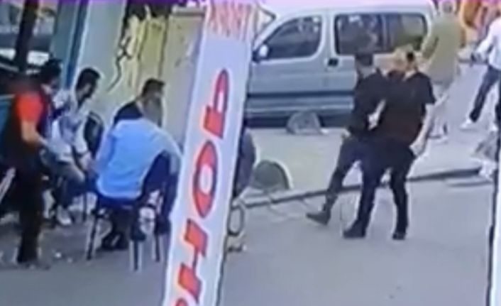 (Özel) İstanbul’da akıl almaz olay kamerada: Korkutmak için yere açtığı ateşle adamı vurdu