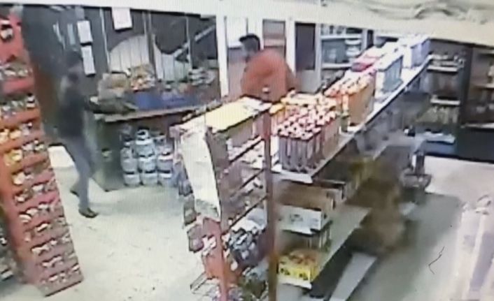 (Özel) İstanbul’da bakkalda dehşet anları kamerada: Kavgalı olduğu şahsı bakkalda bacağından vurdu