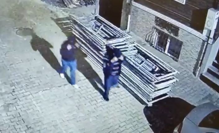 (Özel) Makasla kilidi kesip, 5 bin liralık inşaat malzemesi çaldılar: Kağıthane polisi 460 araç inceleyerek yakaladı