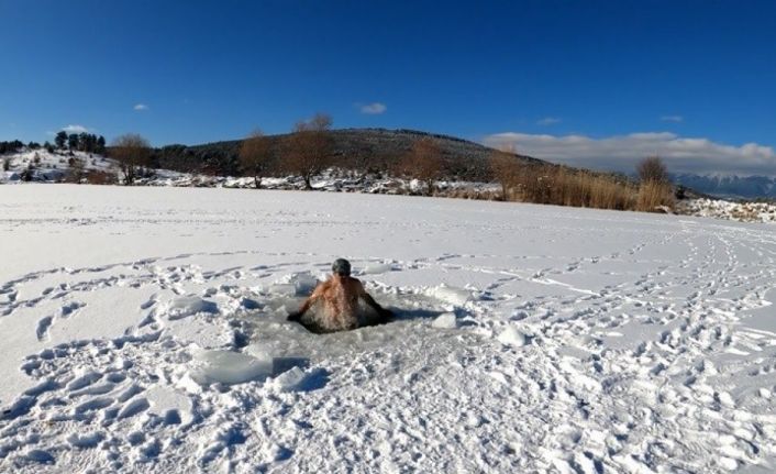 (Özel) Uludağ’ın buz tutan göllerini testere ile kesti...Üzerinde yürüyüp altında yüzüyor