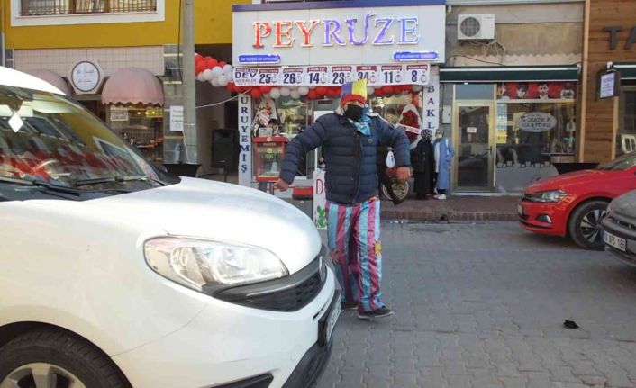 Palyaço hareket halindeki araçların arasında gösteri yaptı, vatandaşların yüreği ağzına geldi