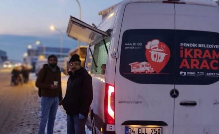 Pendik Belediyesi ekipleri İstanbul-Ankara TEM otoyolu trafiğinde mahsur kalan sürücülere çay ve çorba ikram etti