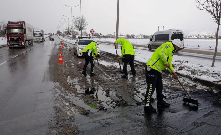 Polis ekipleri kazaların önüne geçmek için kolları sıvadı