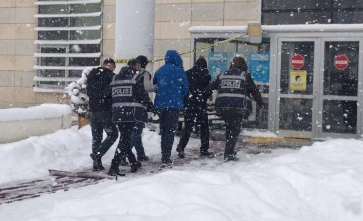 Polisi karşılarında görünce ellerindeki televizyonu bırakıp kaçmaya çalıştılar