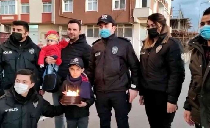 Polisten 7 yaşındaki Alperen’e doğum günü sürprizi