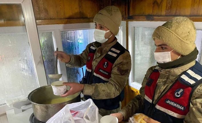 Refahiye jandarmadan kar nedeniyle yolda bekleyenlere çorba ikramı