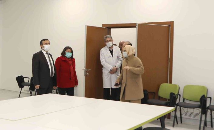 Rektör Çalış, tıp fakültesi merkezi derslikler binasında incelemede bulundu