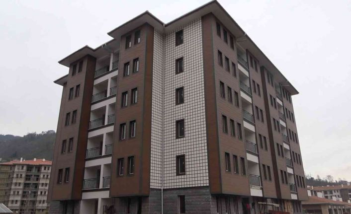 Rize’de deniz suyundan kaynaklı korozyon nedeniyle yıkılan binaların yerine hak sahiplerine yeni binalar yapılıyor