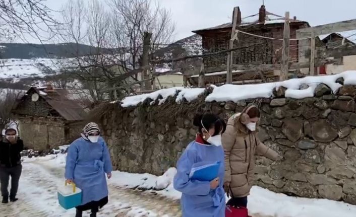 Sağlık ekipleri karlı havaya rağmen vatandaşların aşılarını evlerinde yapıyor