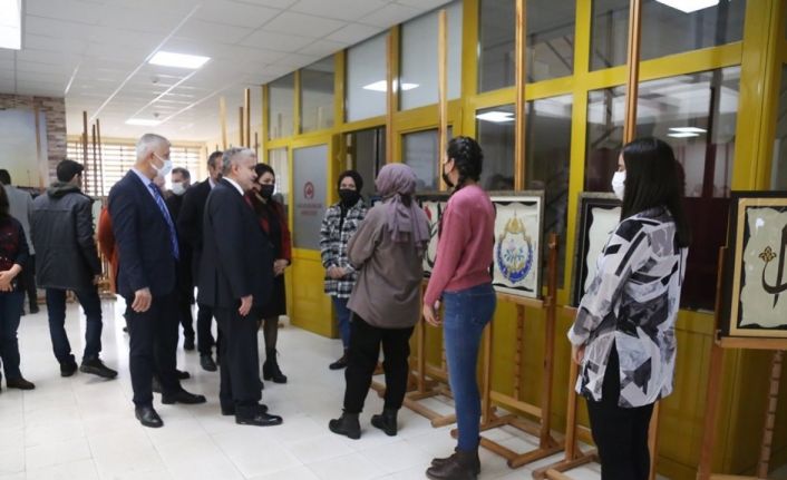Sağlıkçılar ASÜ’de tezhip, hat ve ebru sergisi açtı