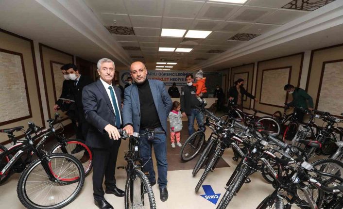 Şahinbey’de başarılı 20 bin öğrenciye daha bisiklet hediyesi