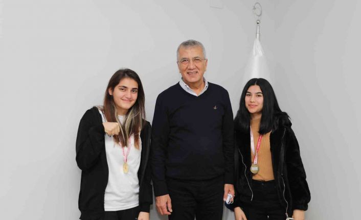 Şampiyonada Mersin’in temsil edecek bilek güreşçisi kızlar Başkan Tarhan ile buluştu