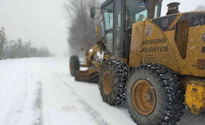 Samsun’da karla kapanan 27 kırsal mahalle yoluna 140 iş makinesiyle müdahale ediliyor