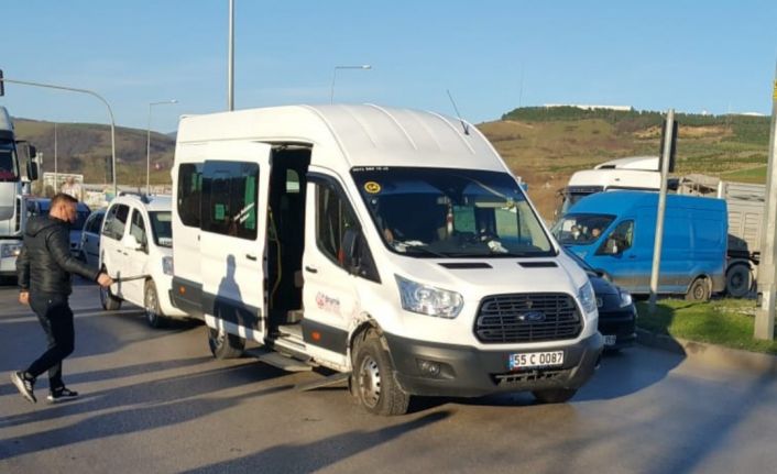 Samsun’da otomobil ile öğrenci servis minibüsü çarpıştı: 2 yaralı