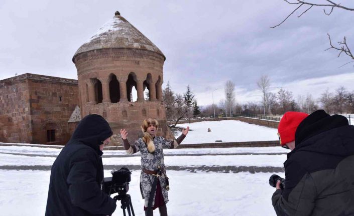 Sanatçı Gürhan Ötün, 1071 ruhunu anlatan türkünün klip çekimlerini Ahlat’ta yaptı