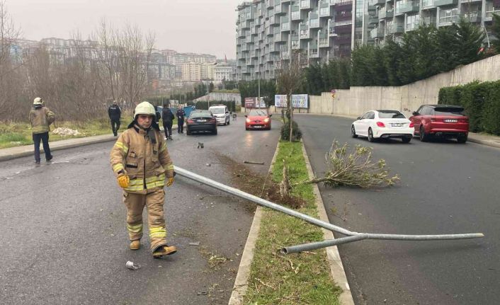 Sarıyer’de 880 bin liralık araçla trafik kazası: Direği devirip yolun karşısına geçti