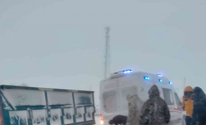 Sason’dan Batman’a hasta taşıyan ambulans yolda kaldı, jandarma ve köylüler seferber oldu