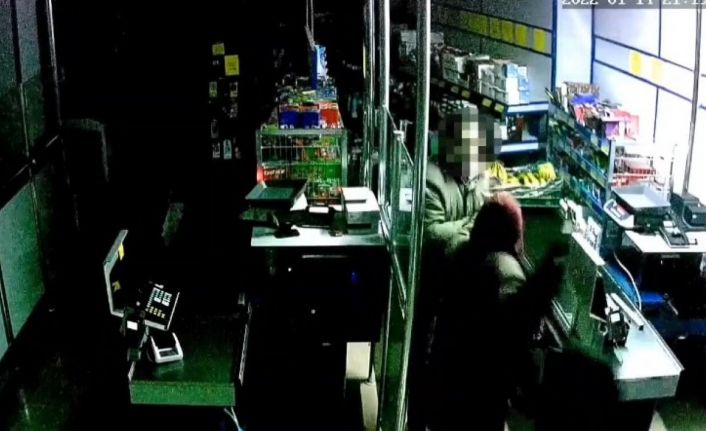Satır, bıçak ve oyuncak tabanca ile markete girip dehşeti yaşattılar
