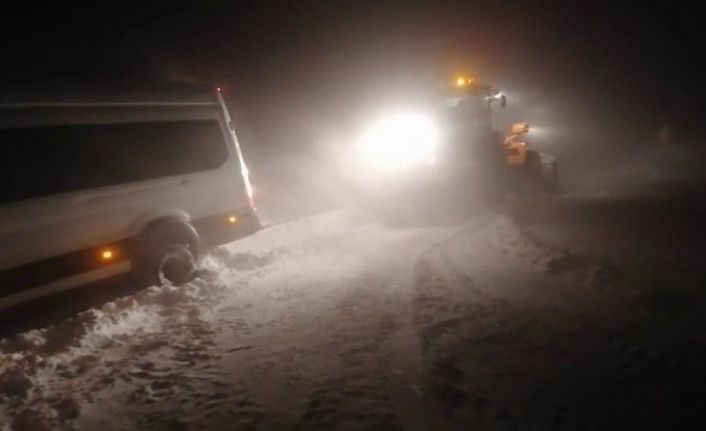 Siirt’te kar ve tipide mahsur kalan sporcu kafilesi kurtarıldı