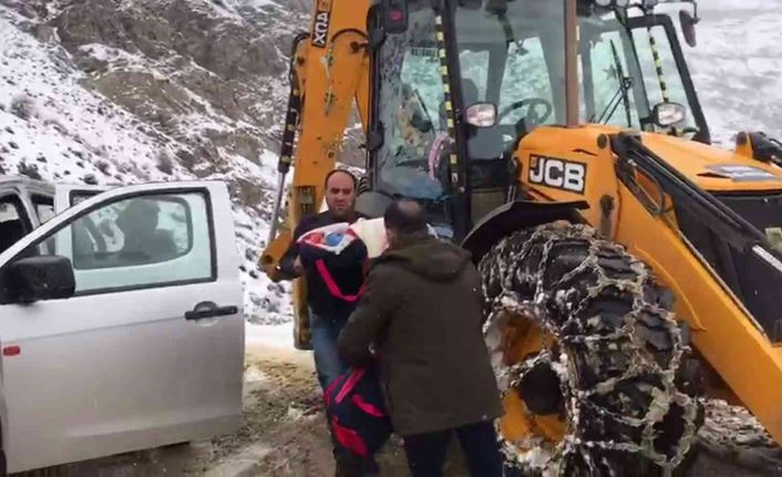 Siirt’te karla kaplı yollarda ekipler, 8 aylık bebek için seferber oldu