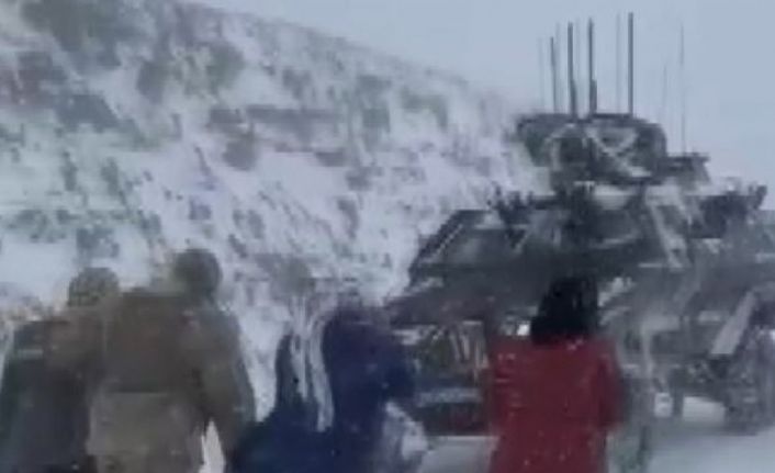 Şırnak’ta jandarma ekipleri kirpi ve kobralarla kar mağduru 150 vatandaşı güvenli bölgeye çıkarttı