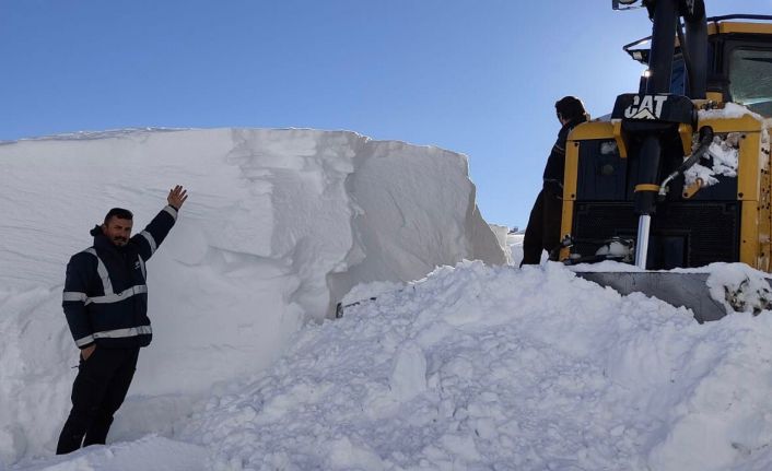 Şırnak’ta kar kalınlığı dozer boyunu aştı, eksi 17 derecede çalışmalar devam ediyor