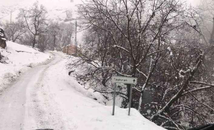 Şırnak’ta karla mücadele devam ederken, kapanan köy yolları bir bir açılıyor