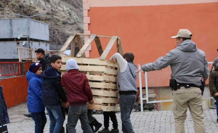 Şırnak’ta polis ve çocuklar ele ele verdi, sokak hayvanlarına barınak yaptı