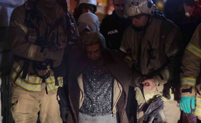 Şişli’de 4 katlı binada yangın: Yaşlı kadınları itfaiye ve vatandaşlar kurtardı