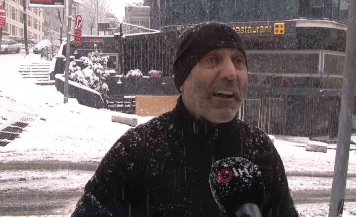 Şişli’de kar küreyen vatandaş: Yarım metre yağsın, millet evde yatsın istiyorum