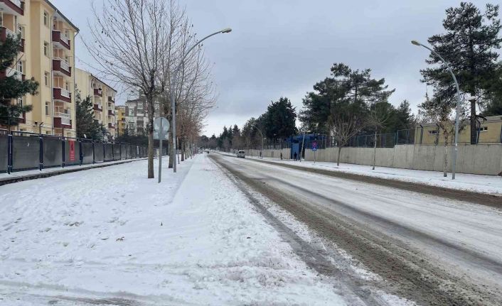 Siverek’te yoğun kar ve tipi hayatı durma noktasına getirdi