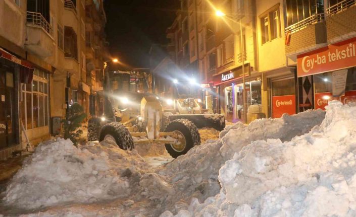 Son 50 yılın en yoğun karının yağdığı Havza’da gece-gündüz mücadele