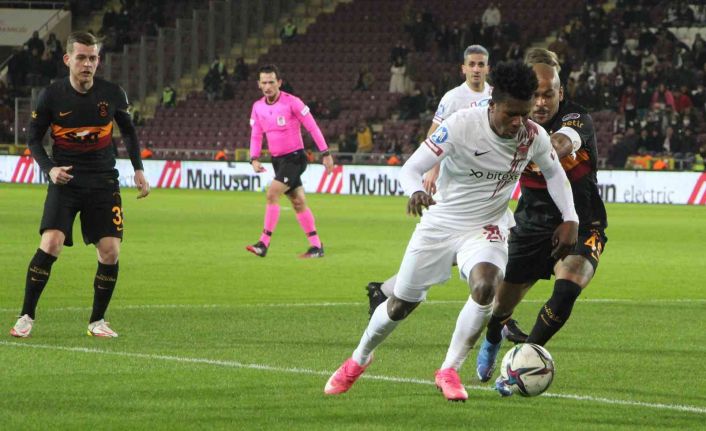 Spor Toto Süper Lig: A. Hatayspor: 1 - Galatasaray: 2 (İlk yarı)