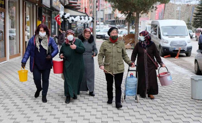 Su kesintilerini protesto için ellerinde kovalarla ve damacana ile belediyeye yürüdüler