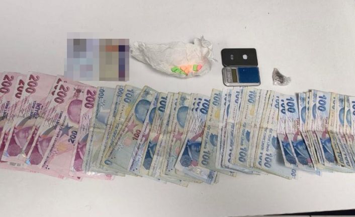 Şüphe üzerine durdurulan kadının sütyeninde hassas terazi, erkeğin cebinde uyuşturucu madde çıktı