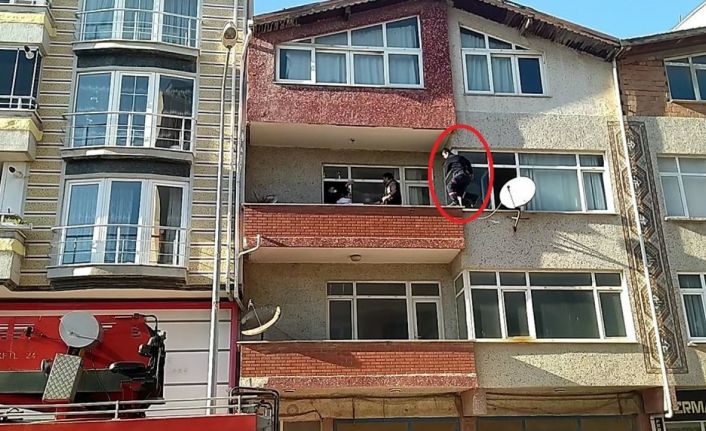 Tekirdağ’da korku dolu anlar kamerada: Atlamaya çalışan genci kurtarmak için balkondan balkona atladı