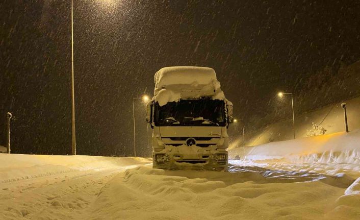 TEM Otoyolu Bolu Dağı geçişinde yol 8 saattir ulaşıma kapalı, kontak kapatan araçlar beyaza büründü